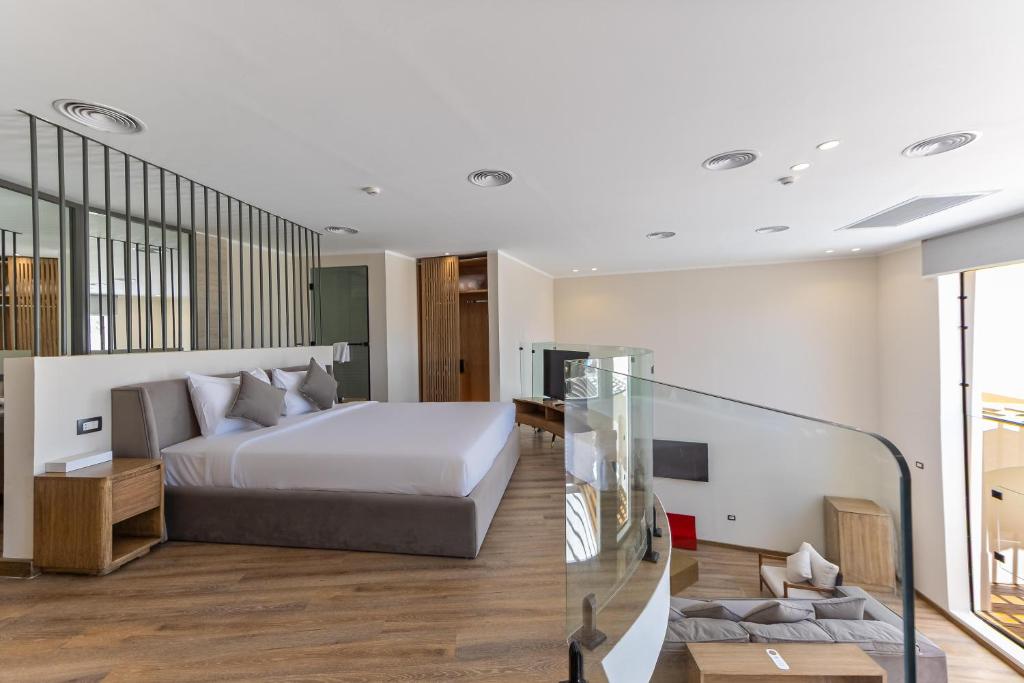 HoneyMoon King Bed Sea View