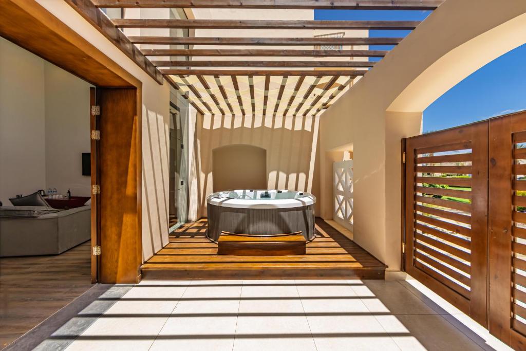 HoneyMoon King Bed Sea View