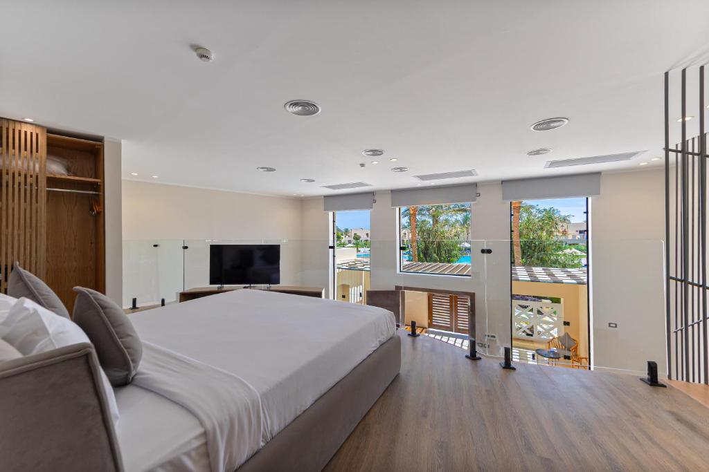 HoneyMoon King Bed Sea View