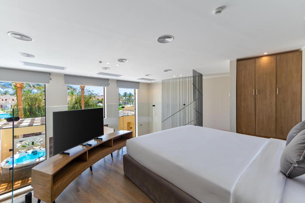 HoneyMoon King Bed Sea View
