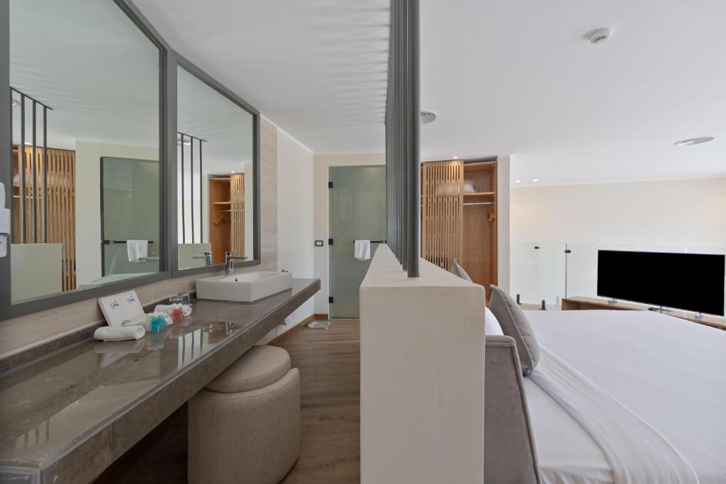 HoneyMoon King Bed Sea View