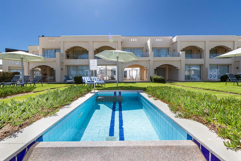 Signature Pool Suit Sea View Quad