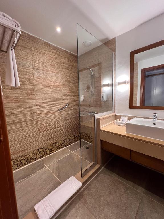 Family swim-up pool king bed, separate room 3 pax
