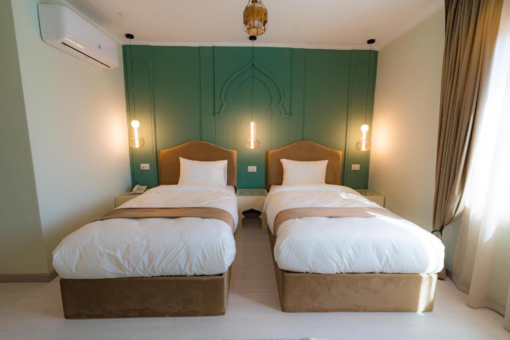 Deluxe Twin Room Pyramids View