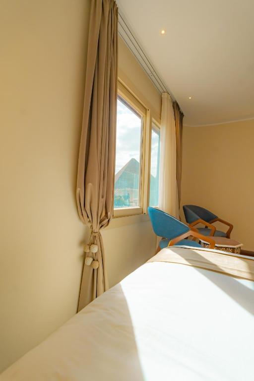 Deluxe Twin Room Pyramids View