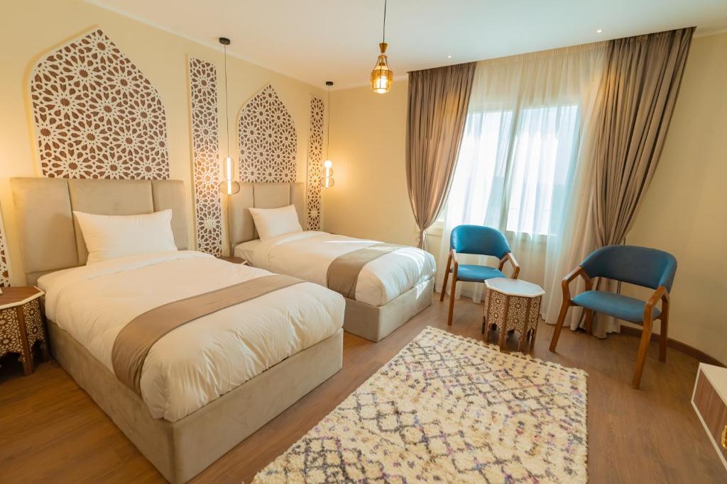 Deluxe Twin Room Pyramids View