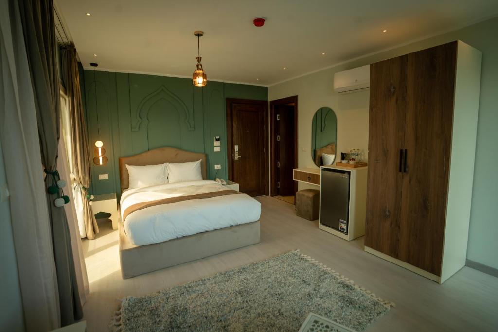 Deluxe Double Room Pyramids View with Spa Bath