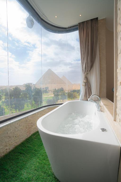 Deluxe Double Room Pyramids View with Spa Bath