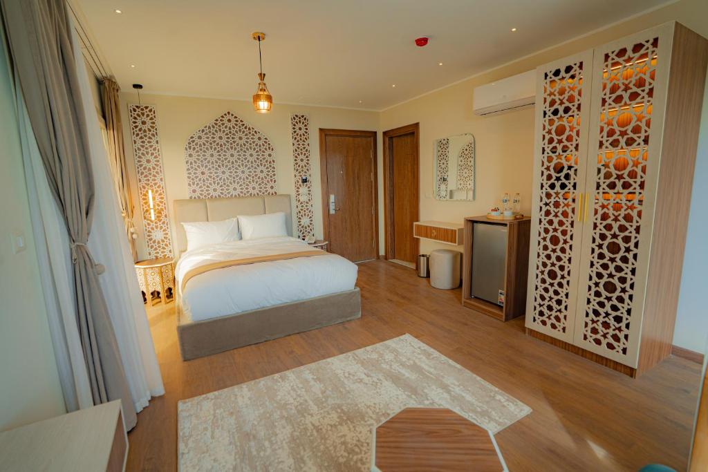 Deluxe Double Room Pyramids View with Spa Bath