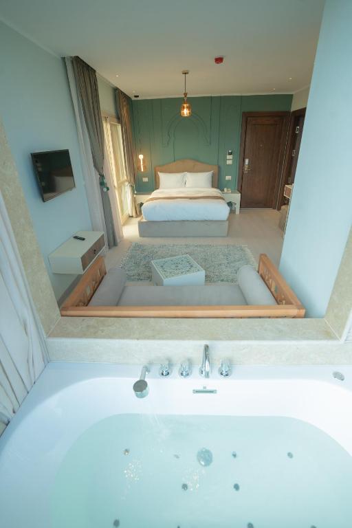 Deluxe Double Room Pyramids View with Spa Bath