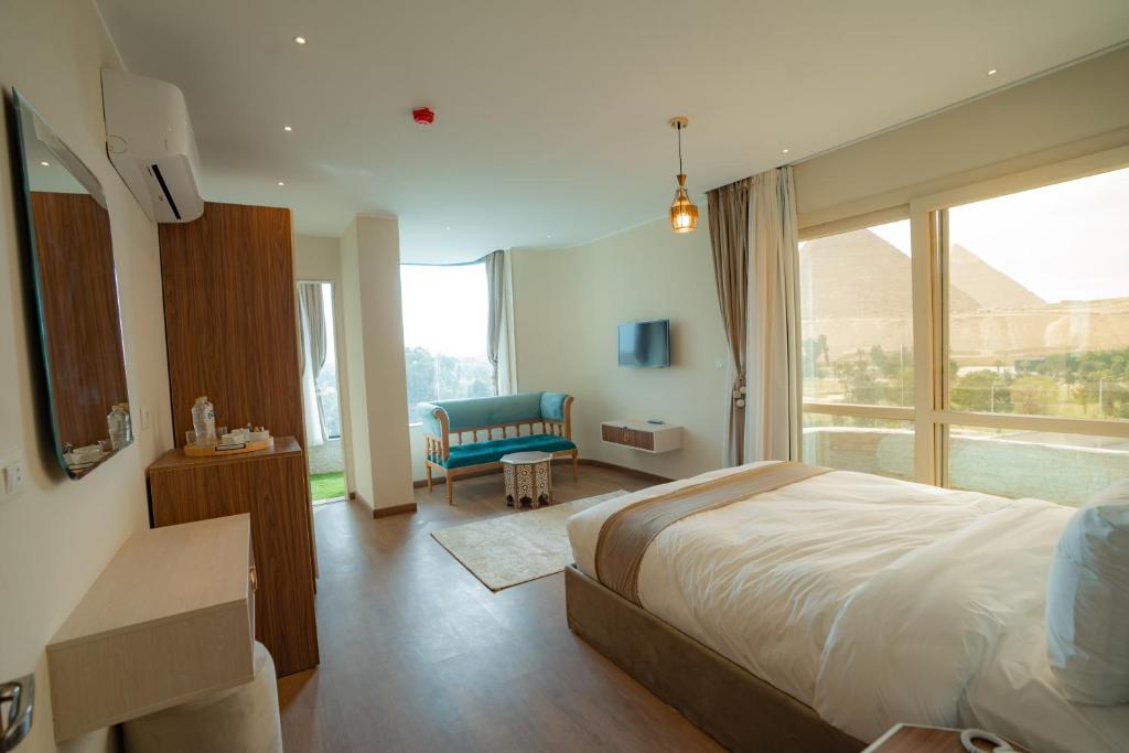 Deluxe Double Room Pyramids View with Spa Bath