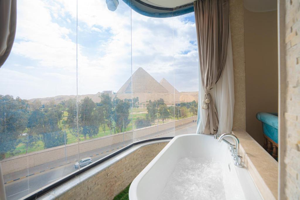 Deluxe Double Room Pyramids View with Spa Bath