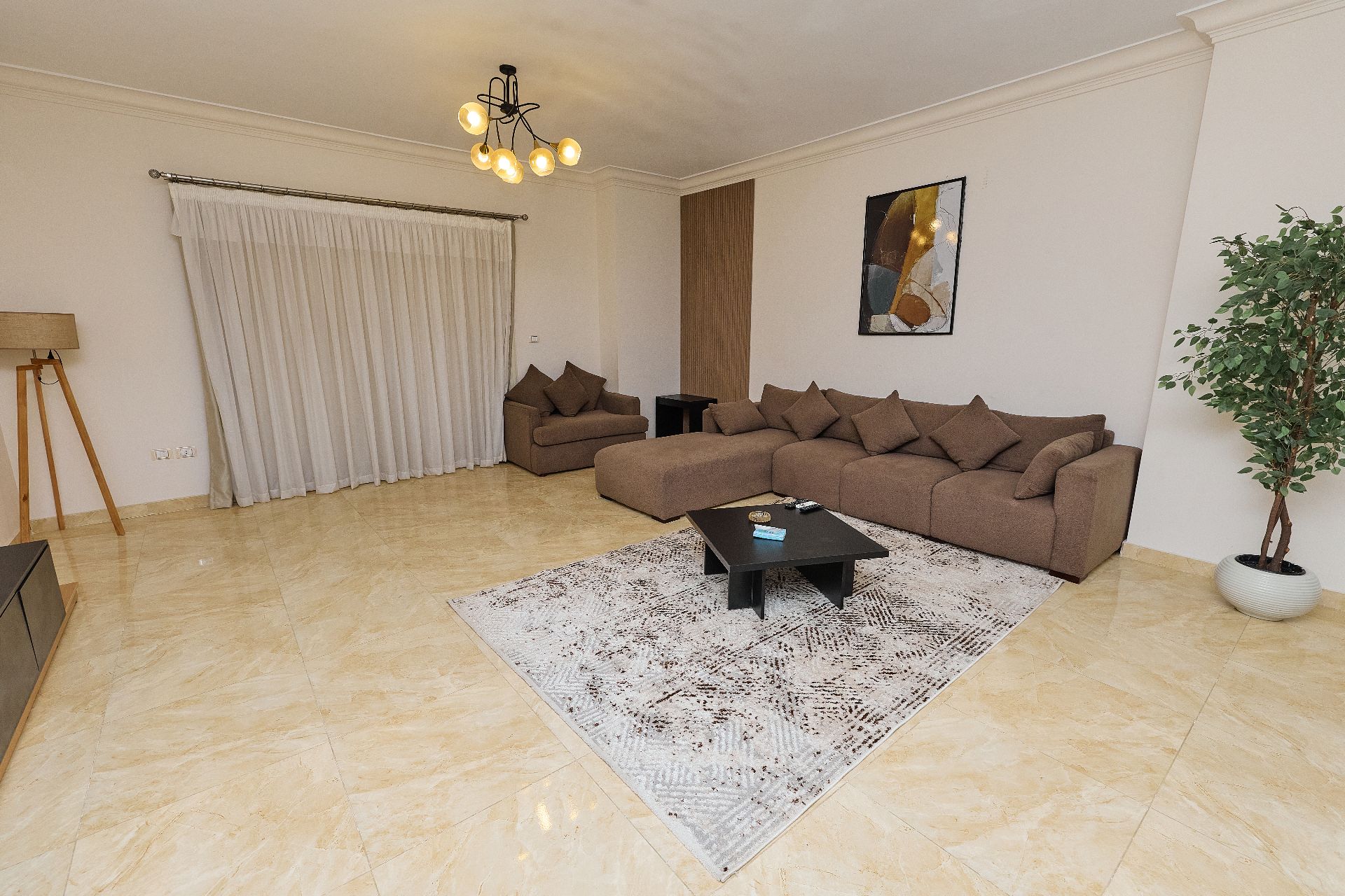 Apartment With Three Bedrooms & Living